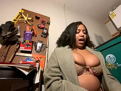 Snapshot of princesslivv chatting on December 2025 07:04:02 AM princesslivv online show from December 2025 07:04:02 AM