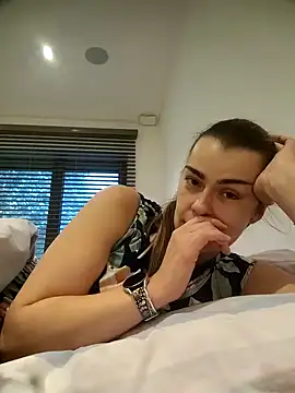 Carolinemiam online show from October 2025 04:08:02 PM