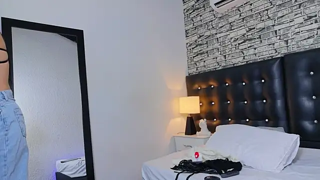 Martina thompson69 online show from September 2025 01:33:02 PM