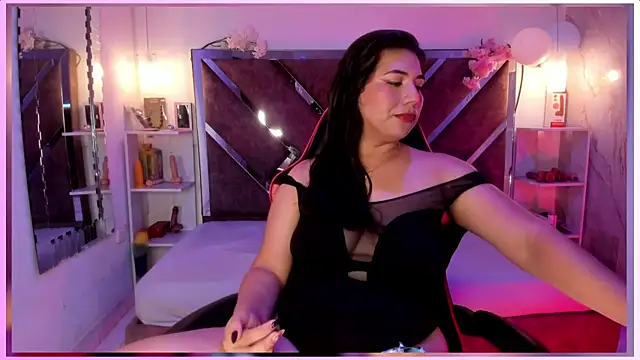 Snapshot of BBWCloe_ chatting on October 2025 04:04:02 AM BBWCloe online show from October 2025 04:04:02 AM
