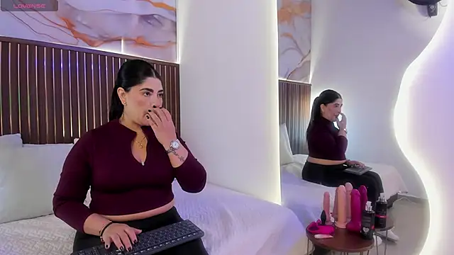 Snapshot of Roxie-NS chatting on October 2025 12:23:01 PM Roxie-NS online show from October 2025 12:23:01 PM