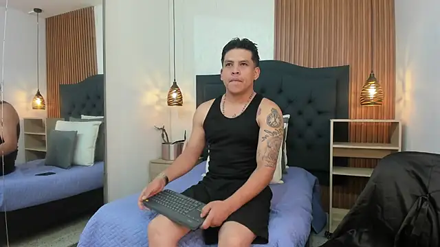 Snapshot of Dominic_Taylor_ chatting on October 2025 02:21:02 AM Dominic Taylor online show from October 2025 02:21:02 AM