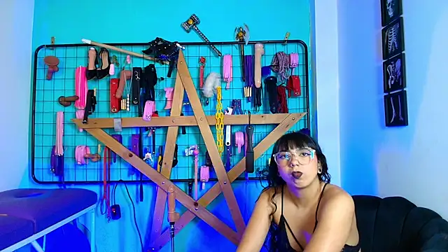 Snapshot of Mrmia_bdsm_extreme chatting on October 2025 12:28:02 PM Mrmia bdsm extreme online show from October 2025 12:28:02 PM