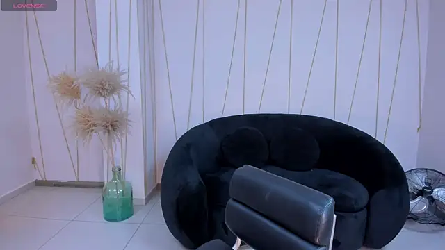 Snapshot of LeahNovac chatting on November 2025 11:14:01 AM LeahNovac online show from November 2025 11:14:01 AM