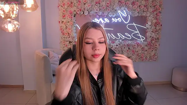 Snapshot of TiffannySins chatting on March 2026 04:01:02 AM TiffannySins online show from March 2026 04:01:02 AM