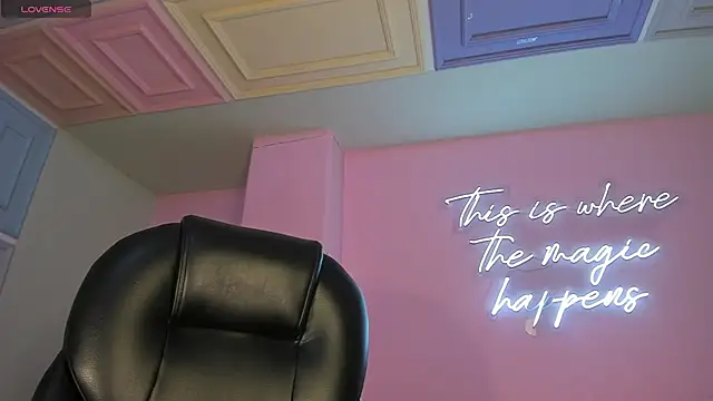 Snapshot of TiffannySins chatting on April 2026 04:01:01 AM TiffannySins online show from April 2026 04:01:01 AM