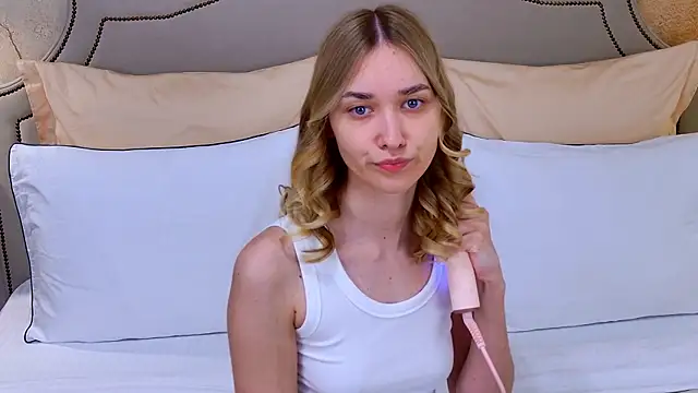 Snapshot of AmadaReine chatting on June 2026 04:30:01 PM AmadaReine online show from June 2026 04:30:01 PM