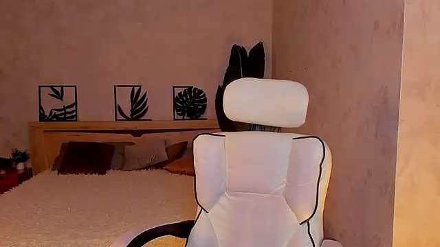 Lynn Martin online show from April 2026 05:17:02 PM