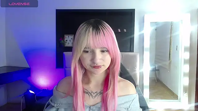 Snapshot of _Charlotte_Collins_ chatting on June 2026 03:28:02 PM Charlotte Collins online show from June 2026 03:28:02 PM