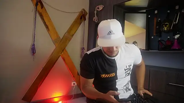 Snapshot of massimo_vidal_ chatting on September 2025 02:50:01 PM massimo vidal online show from September 2025 02:50:01 PM