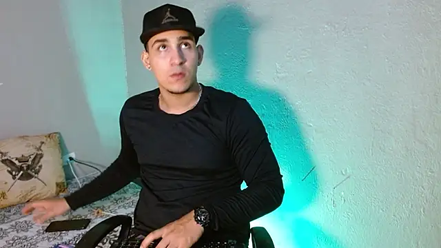 Snapshot of massimo_vidal_ chatting on November 2025 04:01:02 AM massimo vidal online show from November 2025 04:01:02 AM