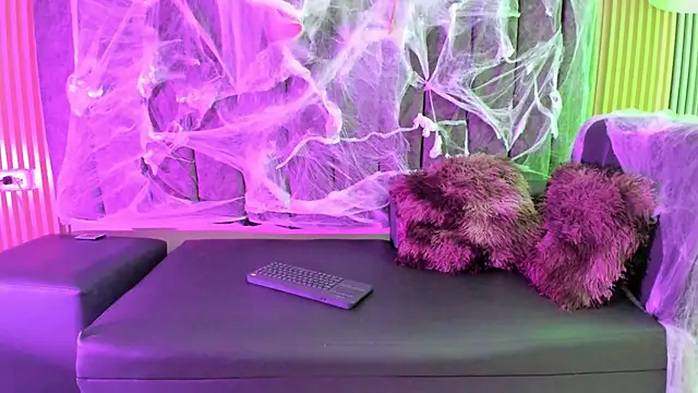 Snapshot of Rowan_Mills chatting on October 2025 08:17:02 PM Rowan Mills online show from October 2025 08:17:02 PM