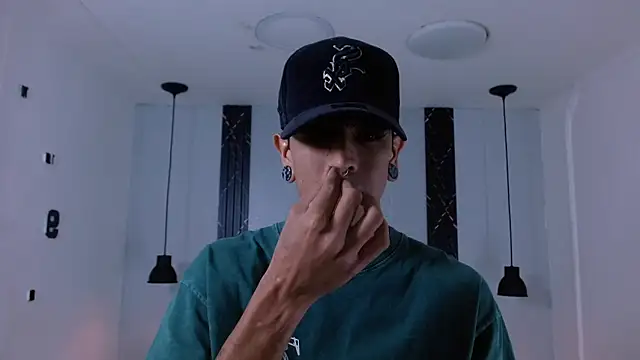 Franvill Trato online show from November 2025 07:02:02 PM