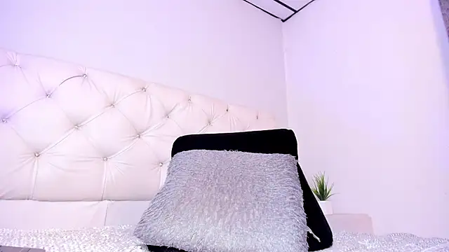 Niicolle Evanss online show from November 2025 01:31:01 PM