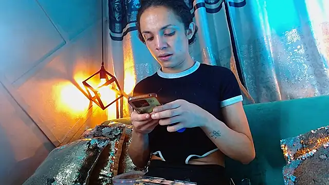 Snapshot of Cristal_Gem1 chatting on February 2026 02:01:02 AM Cristal Gem1 online show from February 2026 02:01:02 AM