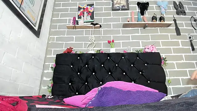 CharlotteBrowm online show from November 2025 06:19:02 PM