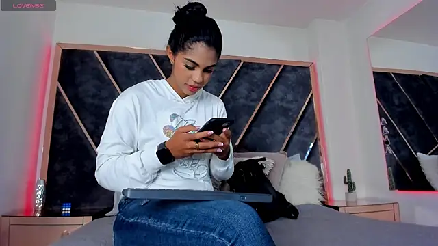 SusanaHenao online show from November 2025 05:23:01 PM