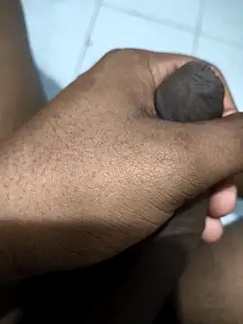 Snapshot of Leon_hot33 chatting on March 2026 05:01:02 PM Leon hot33 online show from March 2026 05:01:02 PM