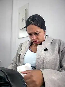 -Mia1 online show from December 2025 12:31:02 PM