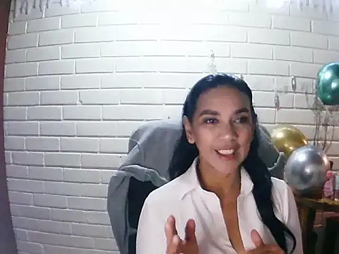 MiiaVelasquez online show from November 2025 04:11:02 AM