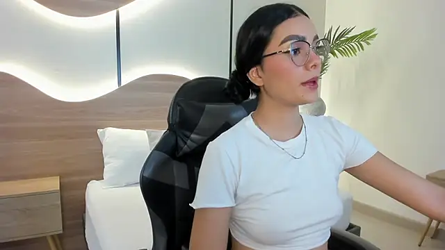 Snapshot of emily_tolson chatting on December 2025 07:09:01 PM emily tolson online show from December 2025 07:09:01 PM