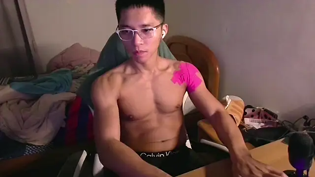 Snapshot of iron0401 chatting on February 2026 05:12:02 PM iron0401 online show from February 2026 05:12:02 PM