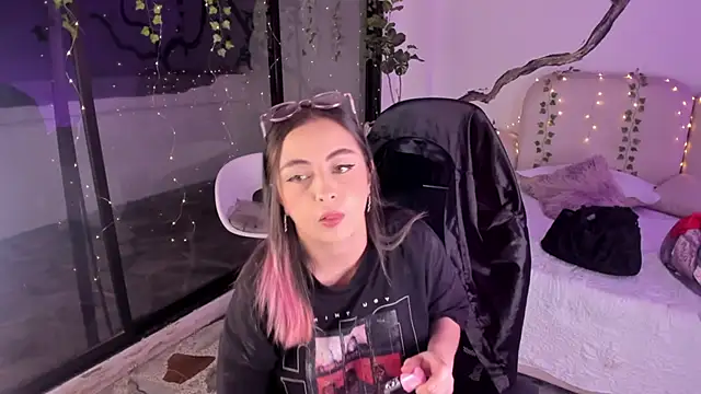 SarahCastro1  online show from November 2025 05:07:01 AM