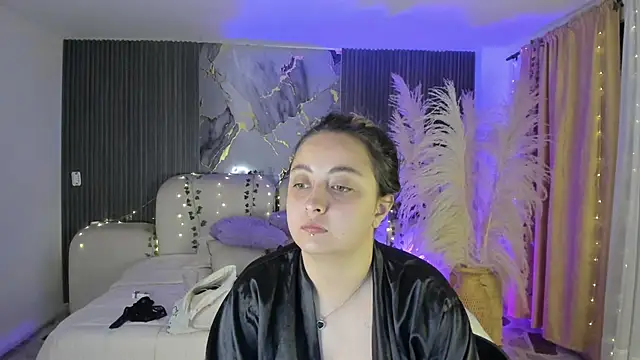 SarahCastro1  online show from April 2026 04:01:01 AM