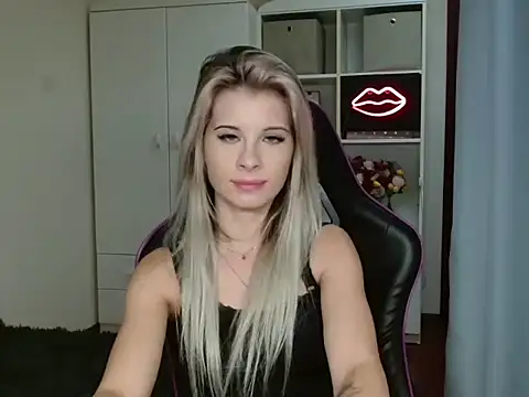 Snapshot of KristineGlow chatting on October 2025 06:20:01 PM KristineGlow online show from October 2025 06:20:01 PM
