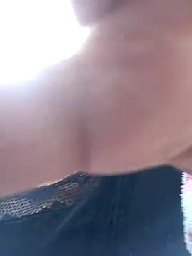 lauramartins7 online show from December 2025 05:20:01 PM