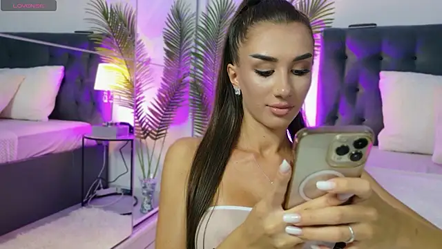 JuliaQuin online show from September 2025 06:51:02 PM