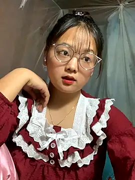 Snapshot of July-y chatting on September 2025 03:00:02 PM July-y online show from September 2025 03:00:02 PM