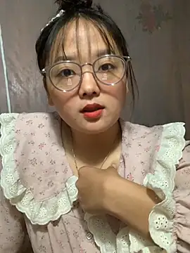 Snapshot of July-y chatting on September 2025 01:42:02 AM July-y online show from September 2025 01:42:02 AM
