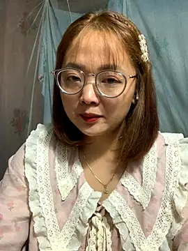 Snapshot of July-y chatting on October 2025 03:41:01 PM July-y online show from October 2025 03:41:01 PM
