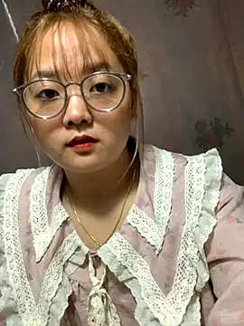 Snapshot of July-y chatting on October 2025 03:47:02 AM July-y online show from October 2025 03:47:02 AM