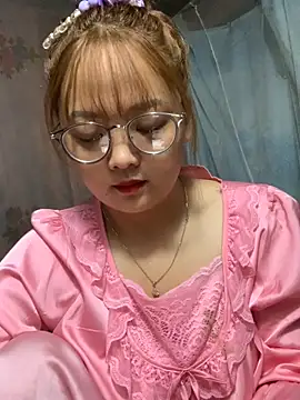 Snapshot of July-y chatting on October 2025 02:53:02 AM July-y online show from October 2025 02:53:02 AM