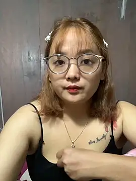 Snapshot of July-y chatting on October 2025 03:04:02 AM July-y online show from October 2025 03:04:02 AM