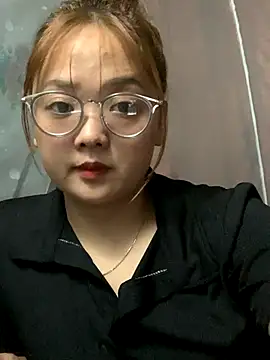 Snapshot of July-y chatting on October 2025 07:41:01 AM July-y online show from October 2025 07:41:01 AM