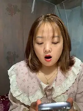 Snapshot of July-y chatting on October 2025 03:07:01 AM July-y online show from October 2025 03:07:01 AM