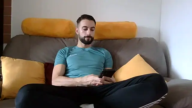 Amicisegreti online show from December 2025 09:40:01 AM