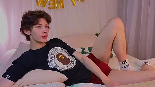 Snapshot of _Den1s_ chatting on December 2025 12:44:02 PM Den1s online show from December 2025 12:44:02 PM