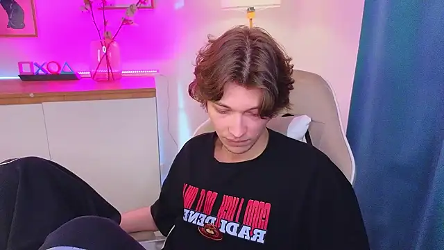 Snapshot of _Den1s_ chatting on February 2026 12:28:01 PM Den1s online show from February 2026 12:28:01 PM