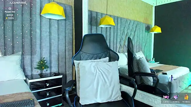 SkylerBloomm online show from December 2025 03:02:02 AM