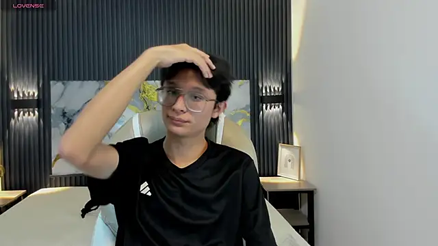 SantiagoRusso18 online show from November 2025 02:34:02 AM