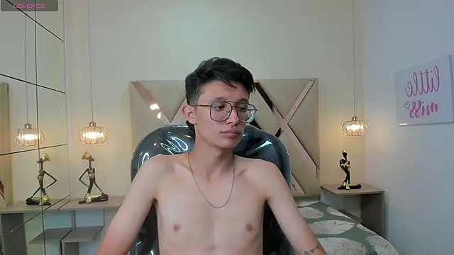 SantiagoRusso18 online show from December 2025 08:04:02 PM