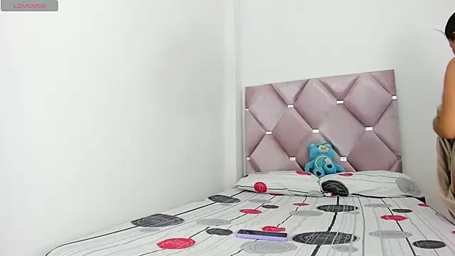 Snapshot of SaraNixx chatting on December 2025 12:40:02 AM SaraNixx online show from December 2025 12:40:02 AM