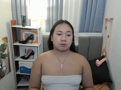 TsUncutKaren online show from December 2025 04:44:01 PM