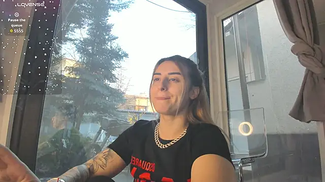 Ella Vee online show from December 2025 06:31:01 AM