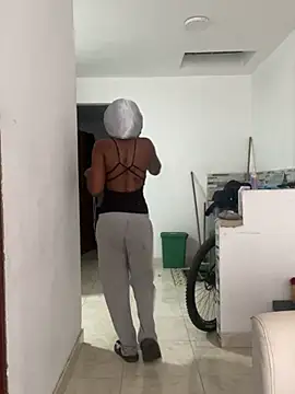 zaracollins01 online show from November 2025 01:22:04 PM