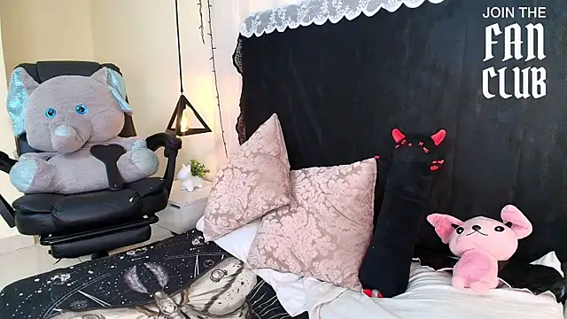 Snapshot of IvyBelle_ chatting on July 2026 11:25:01 AM IvyBelle online show from July 2026 11:25:01 AM